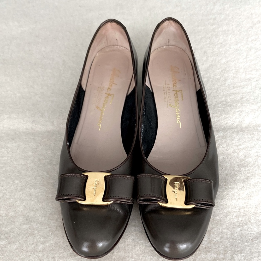 Size 7 AA gorgeous classic 1” pump. Color pewter grey. Superior Italian calfskin